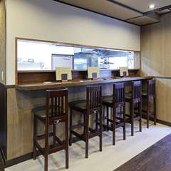 厨房前のカウンター席はお一人様にもぴったり