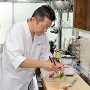 厨房で腕を振るう一方で、優しいパパの顏も持つ須田さん。食材と余裕さえあれば、メニューにない料理をつくることもOKだそう。子ども連れには心強いお店です。