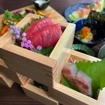 宮崎県から血抜きのプロが仕立てた熟成魚を使用！鮮魚との食べ比べが出来、見た目も豪華な枡盛りとなっております。