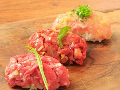 おはぎ（ネギ塩ユッケ・プルコギ・生海老トムヤムクン）