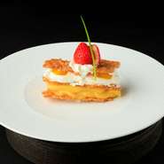 お米を使ったパイ生地は、パリパリの食感で香ばしくクリームとの相性が抜群です。