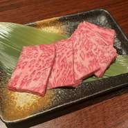 産地は限定せず、その時にいい黒毛和牛を厳選仕入れ。イチボをはじめ、ヒウチ、カイノミ、ランプなどの希少部位が食べられるのは、塊で仕入れて店でカットしているからこそです。