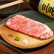 選りすぐりの黒毛和牛を気取らず堪能できる【つんく】は、肉好きな二人のデートにピッタリ。テーブル席は半個室、カウンターはカップルシートになっているので、周囲に気兼ねなく二人の時間を満喫できます。