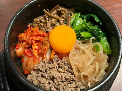 焼肉以外にも一品からご飯物、デザートまでメニューが豊富