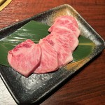 アバラ骨の間にある部位。骨からの旨みをたっぷりと吸い込んでいます。