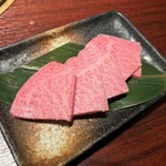 ヒウチとは、牛の後ろ足のシンタマ上部と内股のさらに奥にあるお肉です。
赤身ですが、綺麗な霜降り、モモの中で一番サシ(霜降り)が入っているという特徴があります。
塩胡椒でお肉本来の味をお楽しみ下さい。