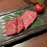 カイノミとは、バラ肉の中でも背中に近い部位で、脂と赤身のバランスが良いのが特徴です。
甘口のタレで食べると肉に含まれている旨みが際立ちます。
肉質はとても柔らか!