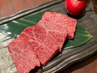 イチボとは、モモ肉のひとつで、お尻の先にある部位です。
硬いイメージとは裏腹にお尻なので柔らかいのが特徴です。
適度に脂肪があり歯応えもしっかりしており噛めば噛むほど味が出てきます。