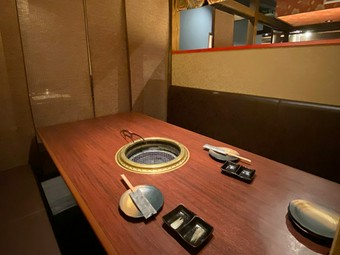 落ち着いた半個室で、仲間たちとゆったりと過ごす楽しいひととき