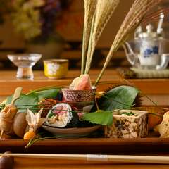 好みのグラスを傾けながら、旬の一皿を五感で楽しむ