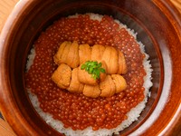 魚沼産特別栽培米コシヒカリ「雪椿」を新潟の軟水で炊き上げ、グループごとに提供する季節のご飯。この日は初物の新イクラとたっぷりのウニを乗せて。口いっぱいに幸せなおいしさが広がります。