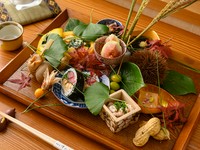 その時々の旬の食材を贅沢に使用し、目と舌で楽しめる一皿に仕立てます。秋の訪れを感じるある日は柿釜に入った白和えやイチジクなどを中心に、海の幸や山の恵みをバランスよく。一品ごとに丁寧な仕事が光ります。