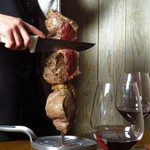 牛モモの豪快な肉塊。かみしめるほど癖になる『アルカトラ(ランプ)』