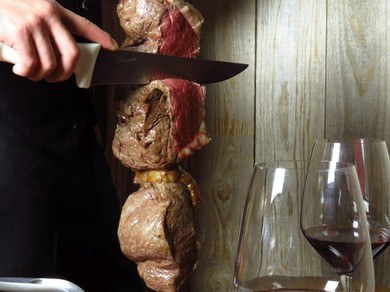 牛モモの豪快な肉塊。かみしめるほど癖になる『アルカトラ（ランプ）』