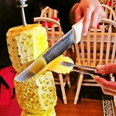 女性に大人気！パイナップルのシュラスコ『アバカシ（焼きパイン）』