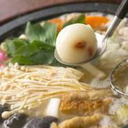北新地で愛される石鍋料理『沙茶（さあさあ）』は、漢方入り薬草で味付けした豚肉や野菜、薬草野菜、特許取得の魚餃子などの具がたっぷり入り、おいしさも栄養価も抜群。明日の元気につながる美味を満喫できます！