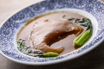とろける食感と味わい。コラーゲンたっぷりの『フカヒレの姿煮』