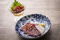 全5品。特選馬刺し2品の前菜（肥後特産の最高級霜降り馬肉ロース）、名物の石鍋料理、美味麺（中華そば）、その日の手づくりデザート（旬フルーツの手づくりアイスや特製杏仁豆腐など、好きなものを1つセレクト）