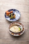 全5品。伊勢海老とアワビの前菜、名物の石鍋料理、美味麺（中華そば）、その日の手づくりデザート（旬フルーツの手づくりアイスや特製杏仁豆腐など、好きなものを1つセレクト）
