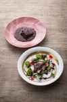 全5品。牛肉を使用した２品の前菜、名物の石鍋料理、美味麺（中華そば）、その日の手づくりデザート（旬フルーツの手づくりアイスや特製杏仁豆腐など、好きなものを1つセレクト）