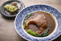 全5品。その日の前菜1品とフカヒレの姿煮の前菜、名物の石鍋料理、美味麺（中華そば）、その日の手づくりデザート（旬フルーツの手づくりアイスや特製杏仁豆腐など、好きなものを1つセレクト）
