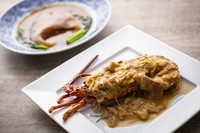 全5品。活伊勢海老とフカヒレの姿煮の前菜、名物の石鍋料理、美味麺（中華そば）、その日の手づくりデザート（旬フルーツの手づくりアイスや特製杏仁豆腐など、好きなものを1つセレクト）