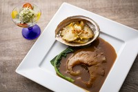 全５品。季節の前菜、フカヒレと活アワビの姿煮の前菜、名物の石鍋料理、美味麺（中華そば）、その日の手づくりデザート（旬フルーツの手づくりアイスや特製杏仁豆腐など、好きなものを1つセレクト）