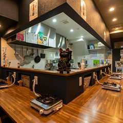 カウンターを中心としたアットホームな印象の店内