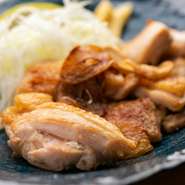 ちゃんこ鍋の具材としても好評な、朝挽き鶏のモモ肉を使った一品料理。塩と少量の醤油のアクセントを効かせたモモ肉。シンプルながらもヤミツキになる一品です。