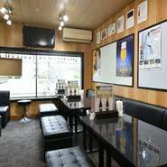 黒と木目を基調に落ち着いた雰囲気の店内。大きな窓からは行きかう電車や街の様子を眺めることができ、ちょっとした隠れ家気分を味わうことも。喧騒から離れ、のんびりと一杯いただけそうです。