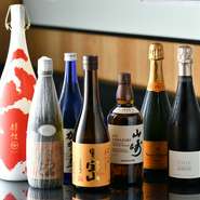 日本酒をはじめ、全国各地よりオススメの一本をセレクト。都内ではあまり手に入らない希少な一本の姿も。時期によってラインナップは異なるため、その日オススメの一本はお見逃しなく。