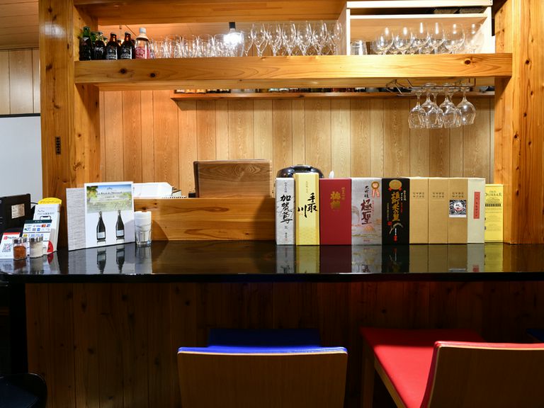 快適なカウンター席でのびのびと一杯