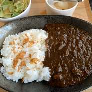 迷ったらコレ！牛すじたっぷり！リピーター続出！
一度食べたら癖になる、牛すじがたっぷり入った中辛のカレーです。
たまにステーキ肉の切り落としがゴロゴロしてます。

牛すじカレー大盛　1,200円