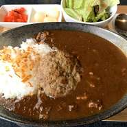カレーの上にドドンとハンバーグ、いつも頑張ってるあなたにご褒美です。
牛すじカレーに肉の塊ハンバーグ、当店人気商品の一つです。

ハンバーグカレー大盛　1,700円