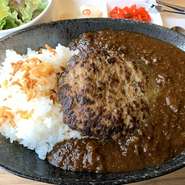 肉・肉・肉・肉　もう肉だらけ、腹いっぱい肉を食べたいあなたに！
ハンバーグと牛すじカレー、どちらが主役かもう分かりません(汗)
元気注入！午後の仕事の活力に！！

ハンバーグカレー(300グラム)大盛　2,180円