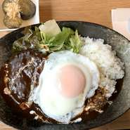 みんな大好きハンバーグ！笑顔になれます！
デミグラスソースで煮込んだ大判ハンバーグです。
目玉焼きに隠れてます(汗)