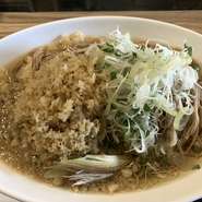 薬味てんこもり　レモンでさっぱり！！
見た目あっさりしてますが意外とお腹満たされます。
銀座つな八の揚げ玉使用してます。サクサクの揚げ玉が絶品です。