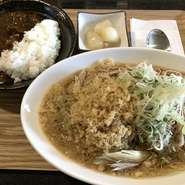 そうめんだけだと物足りないあなたに朗報です！
な・ん・と！！牛すじミニカレーが付いたそうめんセットです。