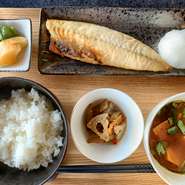 たまに食べたくなる和風の定食、影の人気メニューです。
懐かしい味でやさしい気持ちになれる逸品です。