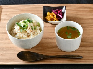 良質な素材を掛け合わせた『鯛めし（お新香・茶出汁付）』