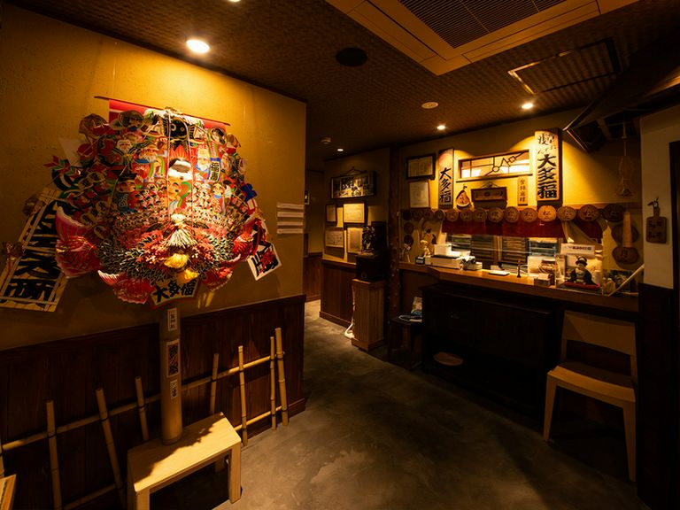 洗練されつつも老舗の名残りを残す空間