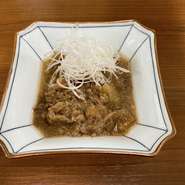 元々おでんには入ってなかったものの“食べたい”という要望を受けてスタート。おでんに比べると味は濃いめで甘辛く、お酒とも相性抜群。常連客でもオーダー率の高い、根強いファンを持つ逸品です。