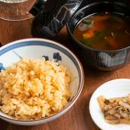 〆としてもオススメな『茶飯』。醤油の風味を纏った香ばしいご飯は、おでんだしをかけてお茶漬け風にいただく方も多いとか。“だしが飲めるおでん”だからこそできる、だしを味わう贅沢メシをぜひ一度お試しあれ。