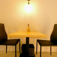 カウンターの奥にある、2人だけの空間を楽しめるテーブル席