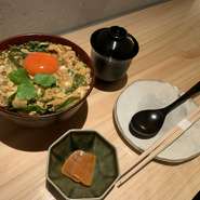 鮪節、鰹節で取った出汁と鶏ガラ出汁、自家製のかえしで一度焼いたもも肉と九条ネギを炊いて卵をふわふわに、仕上げに濃厚な卵黄を乗せた親子丼。

・汁物、漬物付き　1100円
・大盛り　汁物、漬物付き　1300円

