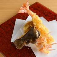 コース内の「油物」。日本料理の達人が手掛ける、サクサクと軽めの食感に仕上げた『天ぷら各種』