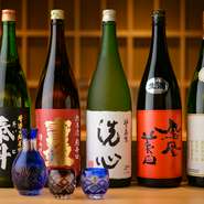 ベテラン職人が、鮨に合うものを吟味。全国各地の多彩な美酒がラインナップ『日本酒各種』
