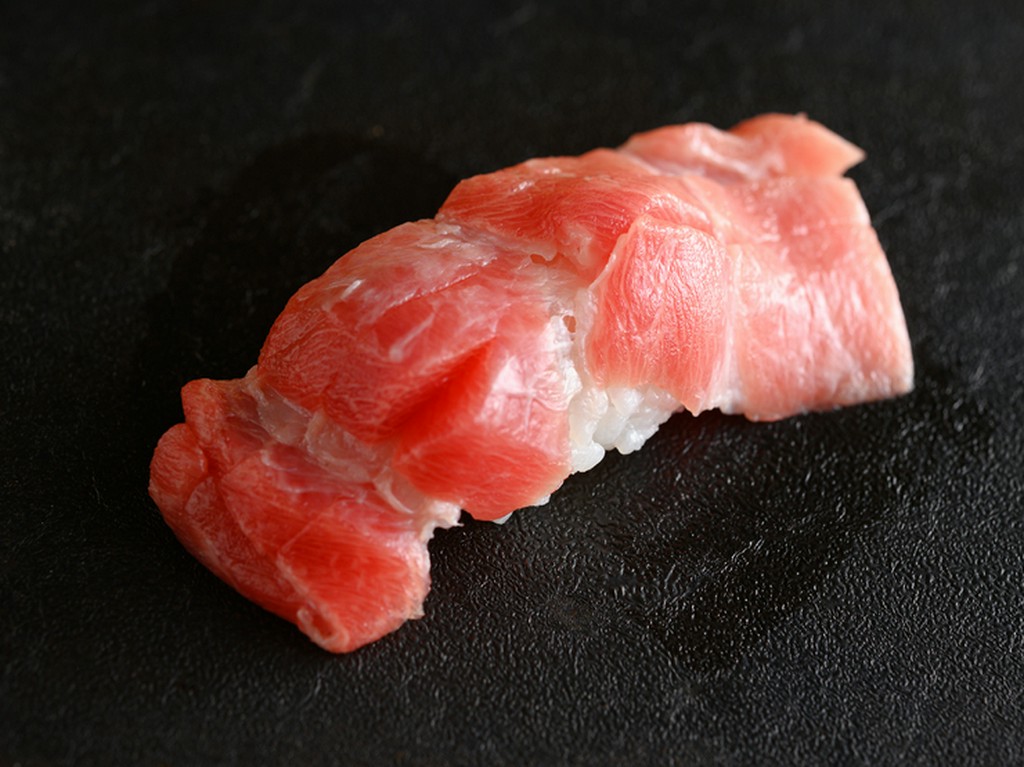 口の中に広がる旨み、とろけるような食感『鮨（大トロ）』