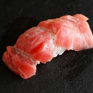口の中に広がる旨み、とろけるような食感『鮨（大トロ）』