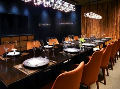 レザー、煉瓦などのマテリアルがちりばめたスタイリッシュな空間